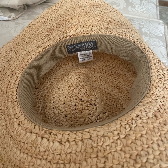 Great neutral beach hat with a wide brim - Picture 3 of 3